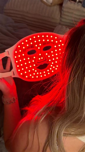 ᴋɪᴍ 🤍 on Instagram: "Before bed? Red light on. Stress off. 🕯️🧘🏼‍♀️🛏️ Mon moment glow préféré ✨ Le masque BioFlex Wave fait tellement de bien à ma peau 🤍 💡 Luminothérapie qui aide à : ✔️ Stimuler le collagène ✔️ Apaiser rougeurs & inflammation ✔️ Lisser la texture de la peau ✔️ Améliorer l’éclat naturel ✔️ Favoriser la détente & le sommeil 🌙 Un vrai rituel beauté & bien-être ✨ #BioFlexWave #GlowNaturel #Luminothérapie #BioFlexPartner