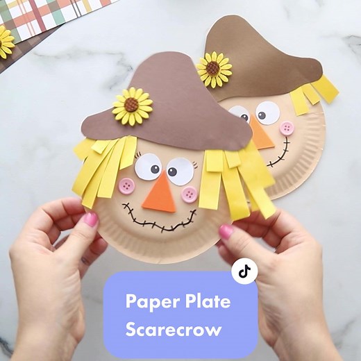 An adorable paper plate scarecrow craft that kids of all ages will love to make to celebrate the Fall season! #craftsforkids #easycrafts #kidscrafts #fallcrafts #paperplatecrafts