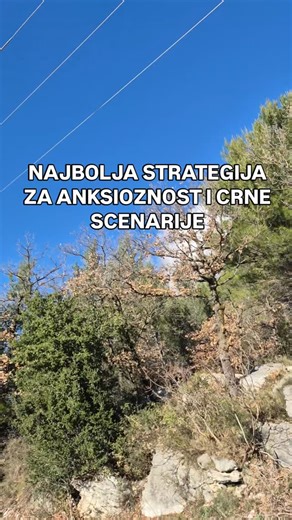 Željka Balić Čaljkušić, psihoterapeut on Instagram: "1. Ne bori se protiv misli - jer tada jačaju Što se više trudiš da ne misliš, to misao postaje glasnija. Um ne razumije ,nemoj" - on čuje samo sadržaj. Umjesto: ,,Neću misliti na to" reci: Biram da mislim na nešto drugo." Misao se ne briše - zamijeni se. 2. Prekini lanac odmah - u prve 3 sekunde. Loša misao postaje lavina tek kada je hraniš pažnjom. Kad se pojavi fizički se pomjeri, duboko udahni, promijeni položaj tijela, operi lice i ustani 