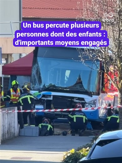 🔴 Un accident de la circulation impliquant un bus est survenu ce mardi 17 mars aux alentours de 8h45, à Annecy (Haute-Savoie). Selon les premières informations, pour une raison indéterminée, un bus de la Sibra (transports urbains de l'agglomération d'Annecy) a quitté la route et terminé sa course contre un muret a hauteur du complexe sportif du Vernay, à Cran-Gevrier. Dans sa dramatique embardée, le bus est venu heurter sur le trottoir plusieurs personnes dont des enfants en bas âge. Les pompie