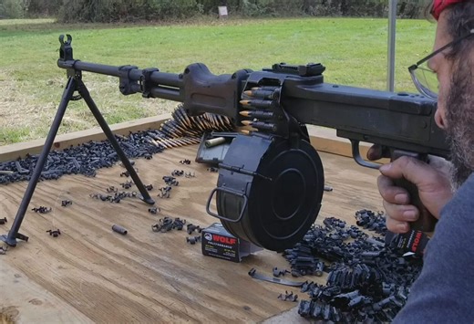 RPD轻机枪全自动射击