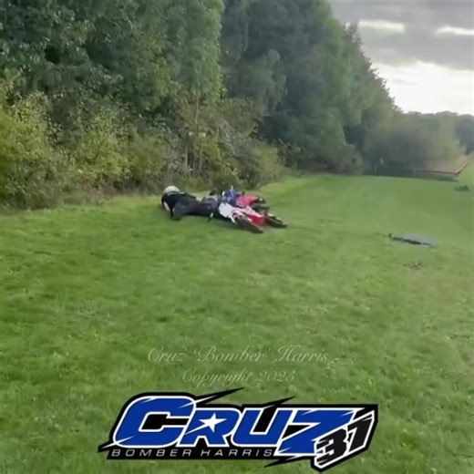 🎥 Speedway Rider vs Footballer 🤔😂💣 Front wheel washes away, dad Chris 'Bomber' Harris turns into a footballer 😂🤿 📽️ Team Harris | Cruz ‘Bomber’ Harris #37