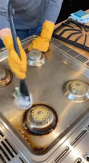 🧽 How to Clean a Dirty Gas Stove – Step by Step Step 1: Remove burner grates and loose debris Shake off crumbs and wipe away loose dirt. Step 2: Apply degreaser Spray a strong kitchen degreaser or baking soda solution over greasy areas. Step 3: Let it sit Allow the cleaner to soak for 5–10 minutes to break down stubborn grease. Step 4: Scrub thoroughly Use a sponge or scrub brush to remove burnt stains and oil buildup. Step 5: Clean burners Wipe and scrub burner caps carefully to remove residue