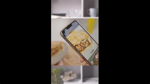 La mejor Receta de Pastel de Nuez: cómo hacer una torta de nuez súper deliciosa. Anota! Que en este video de 1 minuto te doy los ingredientes. Amantes del caramelo y las nueces guárdense esta receta. Ingrediente Para la masa: 2 huevos 100 gr. de azúcar 1 pocillo Aceite de girasol 300 gr. de harina leudante Ralladura de ½ limón Harina para espolvorear la mesada c/n Rocío Vegetal Natura c/n Para el relleno: 20 gr. de manteca 200 gr. de azúcar 250 gr. de nueces 150 gr. de crema 2 cdas. de miel Para