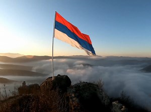 PONOVO SE VIJORI TROBOJKA: Srpska zastava vraćena na tvrđavu iznad Zvečana (FOTO/VIDEO)