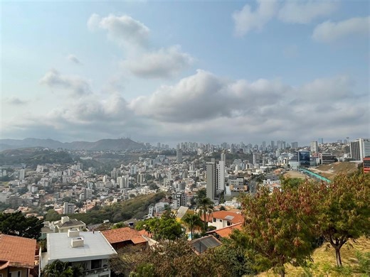Tempo seco deixa BH e centenas de cidades mineiras em alerta nesta quarta