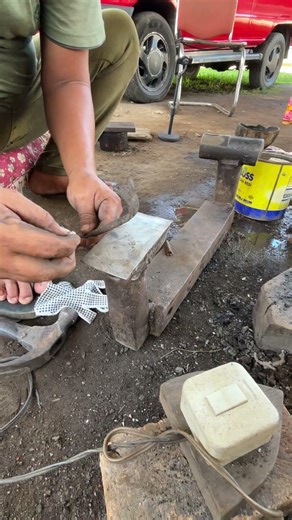 The process of installing a charcoal sickle sheath#art #craftsmanship #handmade #blacksmith #shorts