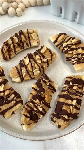 Behind The Snack | Healthy Easy Snacks on Instagram: "the best way to eat bananas are in snickers form 😍 these bars take only 5 minutes to make and are the perfect sweet treat! this is part 1 of my new series - 5 minute snacks 👀 comment BANANA for the recipe to be sent straight to your DMs 🥳"