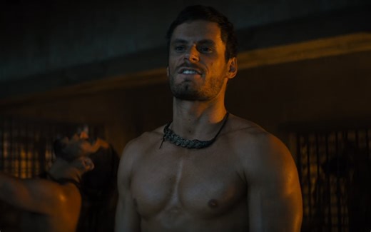 Ator de Spartacus: House of Ashur revela como gravou cena em que Creticus tem seu pênis arrancado