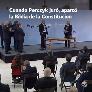 Al momento de la jura como nuevo ministro de Educación, el magister Jaime Perczyk apartó la Biblia de la Constitución. Su gesto se volvió viral. | Clarín