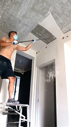 عملية إزالة الجص من أسطح الجدران لأغراض التجديد: أعمال البناء