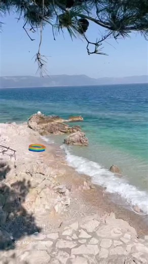 Rabac, plaža u Istri — bistro more, bijeli oblutci i mirna obala istočnog Jadrana. Mjesto gdje vrijeme usporava, savršeno za kratki predah i uživanje u Istri bez žurbe. #istria #croatia