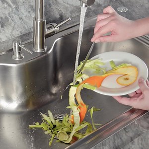 Não precisa mais se preocupar com aqueles restos de comida que ficam no ralo da pia. Com o triturador de resíduos da Tramontina, vai tudo embora rapidinho! 😉 | Tramontina