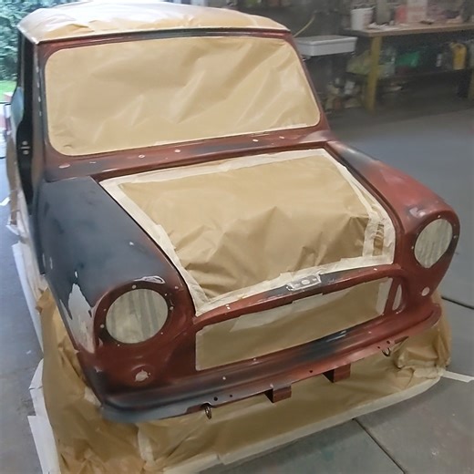 @atelierdesminis74 on Instagram: "Toute belle cette cooper pour recevoir sa couche d'apprêt. 👀#austinmini #austinminicooper #miniclassic #cooperclassic #minicooper #carrosserie #paintcar"