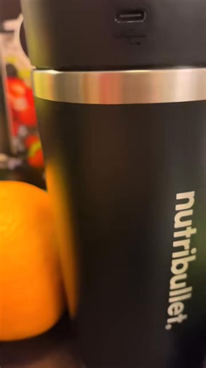 Novi Nutribullet Flip – snaga u pokretu! 🔄⚡ Savršen za smoothieje, shakeove i zdrave napitke gdje god da si 🥤🏃‍♂️ ✔️ Bežični i prenosivi dizajn ✔️ Snažan motor za savršeno blendanje ✔️ USB punjenje – idealan za posao, teretanu ili putovanja 🔋✈️ ✔️ Moderan izgled i jednostavno korištenje Zdrave navike nikad nisu bile praktičnije 💚 Okreni, blendaj i ponesi sa sobom – Flip & Go! 😍🔥 | Bijela Tehnika Hadzici