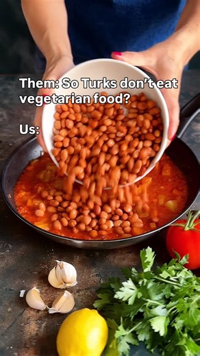 People often think Turkish families eat meat all the time. Yes, we do love our meat and chicken dishes. But we also enjoy veggie meals, and Barbunya Pilaki (Turkish style Borlotti Beans) is one of our absolute favourites. In Turkey, it’s usually served as a meze, but we love it so much that we often have it as a main, with bulgur pilavi and a simple salad. It’s one of the most loved summer dishes back home, because fresh borlotti beans are in season then. Here in the UK, we can’t find them fresh