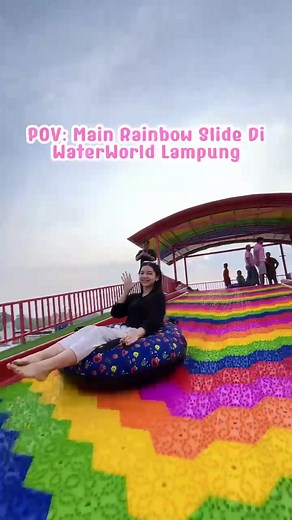 Menikmati Rainbow Slide di Waterworld Lampung: Sensasi Seru Petualangan Penuh Warna!