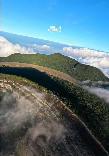 Gunung ini termasuk Cagar Biosfer UNESCO tertua di Indonesia. Tapi, apa itu Cagar Biosfer? Sederhananya Cagar Biosfer adalah kawasan yang diakui dunia karena berhasil menjaga keseimbangan antara kelestarian alam, penelitian ilmiah, dan kehidupan masyarakat di sekitarnya. Sejak 1977, Gunung Gede Pangrango menjadi bagian dari Cagar Biosfer Cibodas UNESCO. Kawasan ini telah menjadi laboratorium alam bagi ribuan penelitian tentang keanekaragaman hayati, perubahan iklim, hingga konservasi hutan pegun