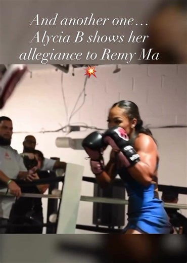 1st Shadasia now Alycia!! All the lady boxers are working out to WYFL!! Nobody is on Claressa side!!