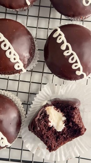 Sarah Fennel on Instagram: "make all your childhood dreams come true with these homemade hostess cupcakes filled with a drool-worthy marshmallow filling. link in bio for recipe!"