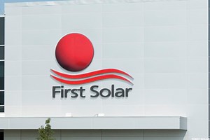 How to trade First Solar -- even when it's volatile