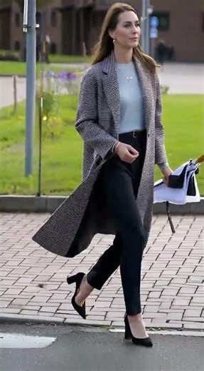 Autumn Fashion Outfit, Stylish Checked Coat, Classic Workwear Look, Women’s Fall Style