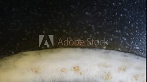 Popcorn is boiled in hot boiling vegetable oil, explodes and shoots up when opened, exuding the fragrant smell of fried corn