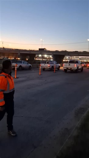 Siguen los trabajos en el socavón de Vía Rápida; presencia de la Delegación La Mesa Tijuana, Baja California. Continúan los trabajos de atención al socavón en la Vía Rápida, a la altura del puente Simón Bolívar, donde cuadrillas mantienen labores para evitar mayores riesgos a los automovilistas. La delegada de La Mesa, Martha Eugenia Montejano, acudió al punto por instrucciones del alcalde Ismael Burgueño Ruiz, supervisando las acciones y coordinando esfuerzos para agilizar la reparación. Autori
