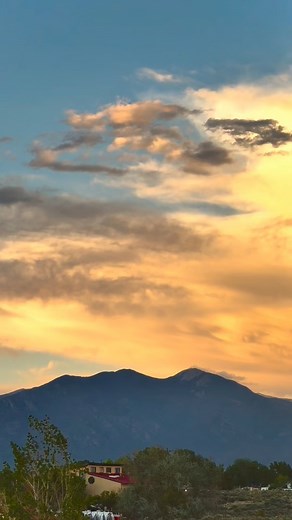 Sunset clouds to end the Memorial Weekend. 🌅 #Reels #NatureAddict #usa #NaturePhotography #ViralReels #Take MoreAdventures #NeverStopExploring #BeVisuallyInspired #BeautifulDestinations #newmexicotrue#Visit #EarthOfficial #ShotOniphone #EarthOutdoors #RoamThePlanet #WildernessTones #TrendingReels#PlacesToVisit#Earth #TheGlobeWanderer #TheGreatPlanetBobyu #peace #newmexico #water #relax #spring | Elijah Rael