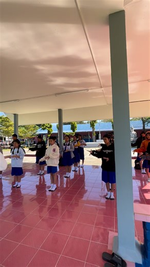 🌸 กิจกรรมฟ้อนรำ สืบสานศิลปวัฒนธรรมไทย 🌸 โรงเรียนของเราได้จัดกิจกรรมฟ้อนรำ เพื่อส่งเสริมให้นักเรียนได้เรียนรู้และภาคภูมิใจในศิลปะการแสดงพื้นบ้านอันงดงามของไทย “ร่ายรำอย่างอ่อนช้อย เก็บร้อยความงดงามไว้ในทุกท่วงท่า สืบสานวัฒนธรรมไทย ไม่ให้เลือนหายไปจากรุ่นสู่รุ่น” ขอชื่นชมความตั้งใจของนักเรียนทุกคน ที่ร่วมแสดงออกถึงภูมิปัญญาและเอกลักษณ์ความเป็นไทยได้อย่างสวยงาม 🌺 โรงเรียนจะยังคงส่งเสริมกิจกรรมดี ๆ เพื่อพัฒนาทักษะและความภาคภูมิใจในความเป็นไทยต่อไปค่ะ 🇹🇭✨ | โรงเรียนบ้านห้วยหมอเฒ่า