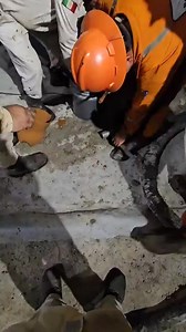 Mud Balance Tester Used to determine density of the drilling fluid. The instrument consists of a constant volume cup with a lever arm and rider calibrated to read directly the density of the fluid in ppg (water 8.33), pcf (water 62.4), specific gravity (water = 1.0) and pressure gradient in psi/1000 ft. (water 433 psi/1000 ft.) Calibration • Remove the lid from the cup, and completely fill the cup with water. • Replace the lid and wipe dry. • Replace the balance arm on the base with knife-edge r