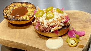 Recette pour barbecue : le burger de porc effiloché de Dim’s - RTBF Actus