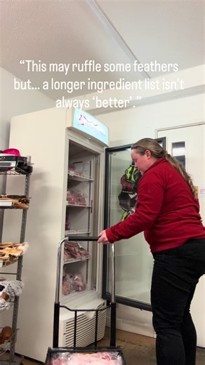 👇🏻Simple, clearly labelled food = less guesswork. This may ruffle some feathers but… a longer ingredient list isn’t always “better”. What you’re seeing here is exactly what it looks like when food is kept simple: chicken, clearly labelled, no guesswork. If you’re new to raw (or just want to simplify), 100% single-protein minces are a great place to start. Shop 100% minces 👍