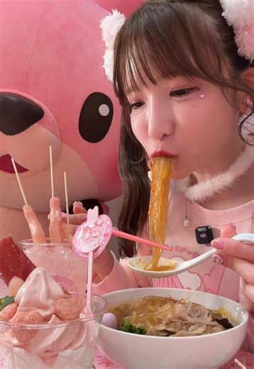 岩下の新生姜マーラータン爆食💗 2月1日(日)もえあずバースデーイベントが岩下の新生姜ミュージアムであるよ💗 入場無料やから会いに来てね @イワシカちゃん(岩下の新生姜 公式キャラクター) #もえあず #大食い #岩下の新生姜 #ピンク#ツインテール