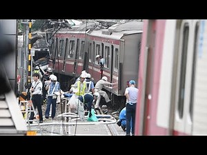 車とトラックが衝突し脱線した京急の踏切付近