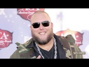Big Smo Performs 'Redneck Rich' on Taste of Country Nights