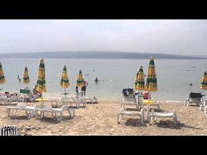 Der bekannte Sandstrand in Crikvenica (Kroatien)