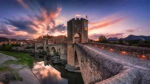 El poble a menys de 30 minuts de Girona on, en creuar el pont, et trasllades directament a l’Edat Mitjana