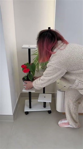 Minimalist living room flower stand: Multi-tiered design, beautiful, pract. #flowerstand