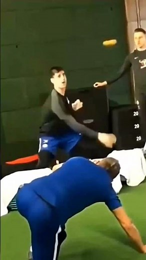 El ESPECTACULAR ENTRENAMIENTO de COURTOIS parando pelotas de PING PONG