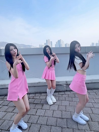 Pink Magnetic Dance Tutorial with Yunah, Wonhee, and Minju