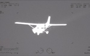 小螺旋桨飞机在红外成像模式下的录像Small prop plane_1080p