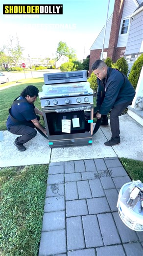 Use the ShoulderDolly Moving Straps to easily move a stove or oven range just like professional delivery men and movers do. Featuring Jailer Abreu Offiial Stressless Moves Big Kahuna Moving and More #Moving #movingcompany #tools #movingstraps #shoulderdolly #movingtips
