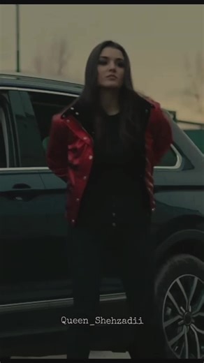 Captivating Attitude Looks of Hande Erçel