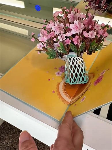 💜 A card they’ll never forget ✨ This 3D pop-up flower card opens into pure magic 🌸🦋 Perfect for birthdays, anniversaries & Valentine’s 💝