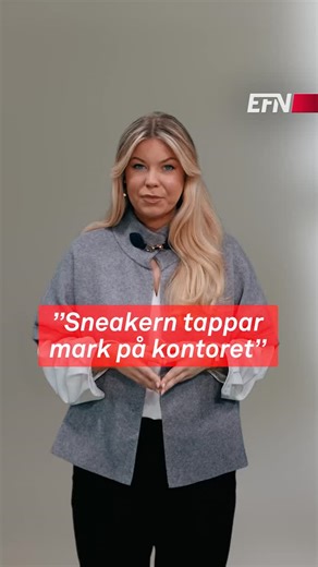 EFN Ekonomikanalen on Instagram: ""Sneakern tappar mark på kontoret" Det skriver Katrin Kielos i en kommentar. Hon poängterar att fenomenet att tonårskillar börjar klä sig som banktjänstemän med half-zip tröjor och loafers är indikationer på en avvaktande arbetsmarknad. Sedan mitten av 2023 har sneakerförsäljningen legat under sina långsiktiga genomsnitt och inte minst försäljningstakten i Asien har mattats av."