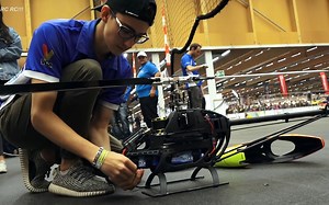 惊艳！米尔科·切塞纳与Mikado Logo 700带来的室内3D飞行RC直升机秀