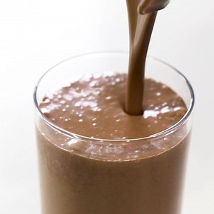 New recipe! This chocolate collagen smoothie is a much healthier indulgence than chocolate Easter bunnies. ;) Recipe: https://downshiftology.com/recipes/chocolate-collagen-smoothie/ | Downshiftology