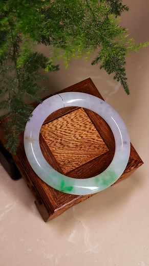 Jade vs. Agate: Can You Tell the Difference? Sometimes agate are made to look a lot like jade and, worse, sold as Jade. But the sound and texture are the biggest ways to identify it. Real jade has a natural, fibrous structure that gives it that crisp, solid “clink” and makes it extra durable. Agate is too "smooth" and sounds hollow-y. So next time you’re unsure, shine a light through it to see the structure and give it a gentle tap test (and if you want to be 100% sure, get it lab-tested 😉). #r