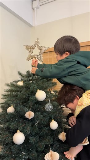'แพท ไกด์ เดวอน’ on Instagram: "It's time!🎄 #แพทไกด์เดวอน #midnightthefamily #devondayone #christmas2025"